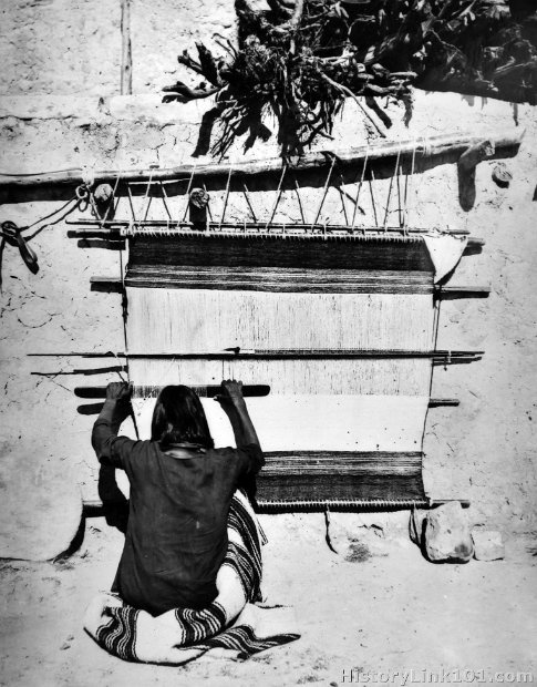 A Moki, Weaving