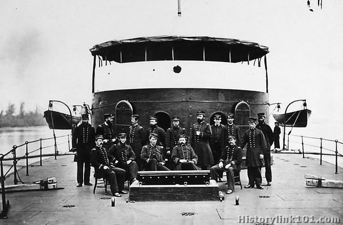 Officers of the monitor Mahapac